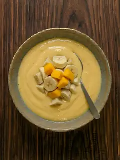 Batido de plátano y mango con leche de avena