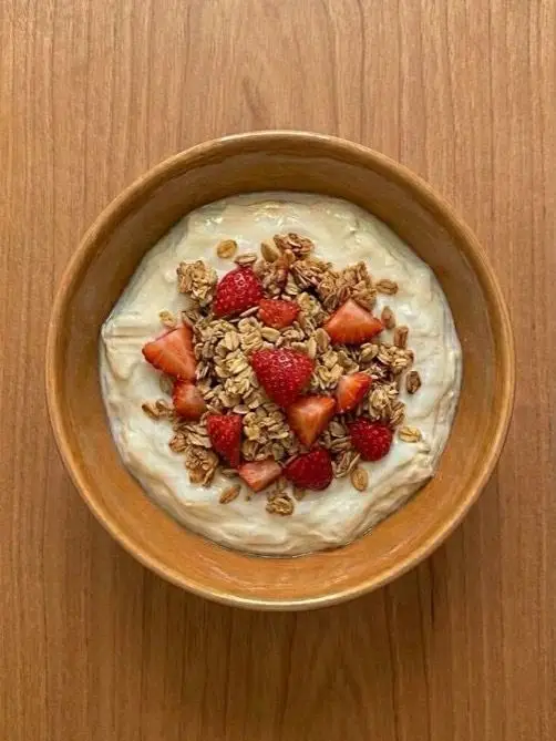Yogur natural con granola y fresas