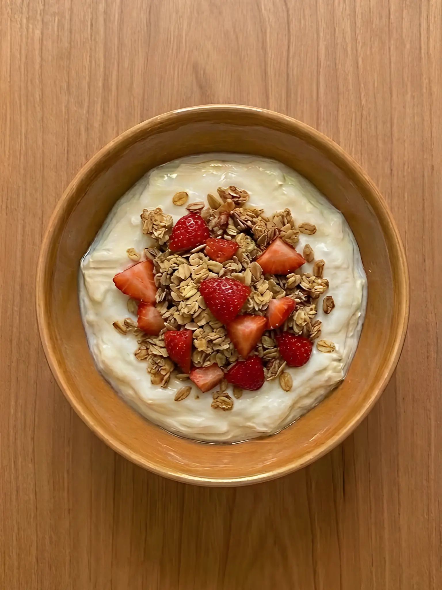 Yogur natural con granola y fresas