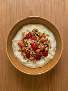 Yogur natural con granola y fresas