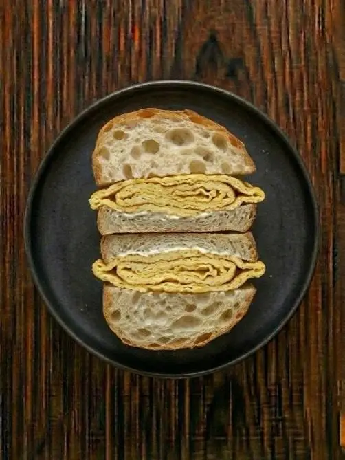 Bocadillo de pan de cristal con tortilla francesa