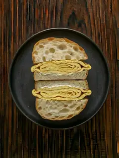 Bocadillo de pan de cristal con tortilla francesa