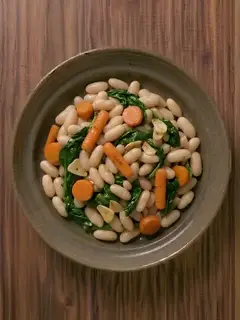 Alubias blancas con espinacas y zanahoria