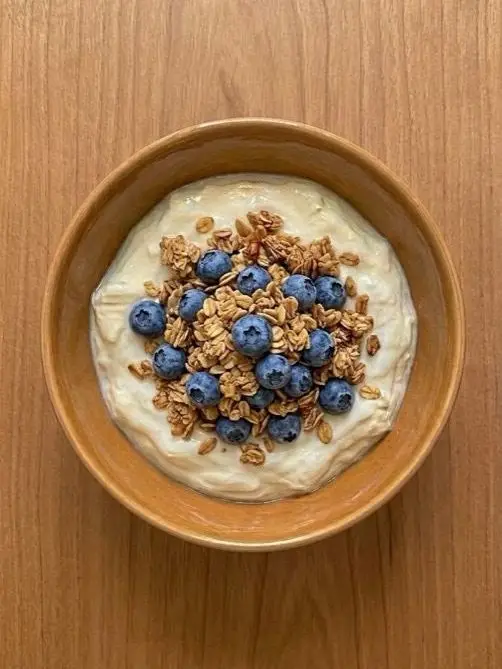Yogur natural con granola y arándanos
