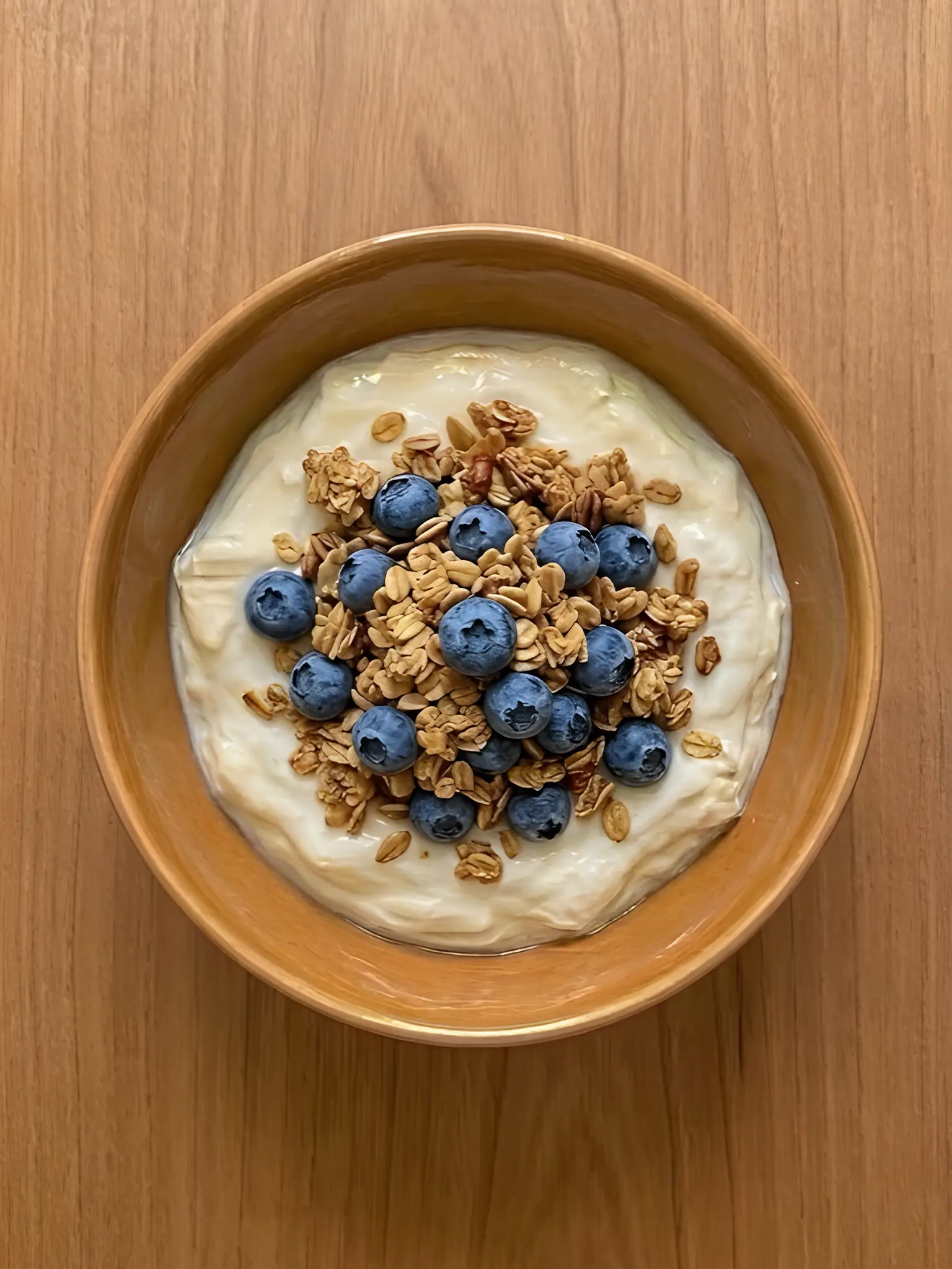 Yogur natural con granola y arándanos
