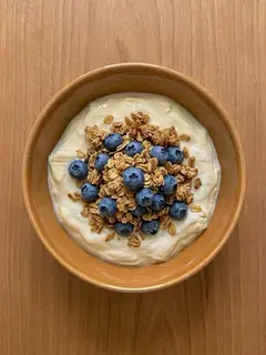 Yogur natural con granola y arándanos