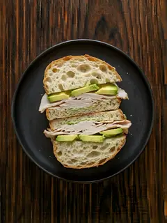 Bocadillo de pan de cristal con aguacate y pavo