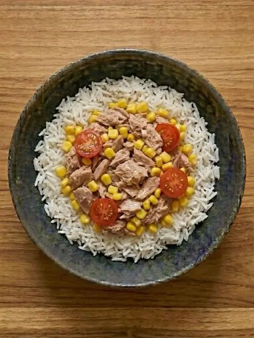 Arroz con atún, maíz y tomate