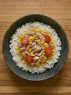 Arroz con atún, maíz y tomate