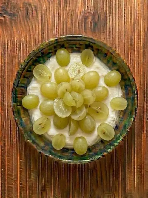 Yogur griego con uvas blancas