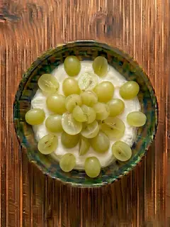 Yogur griego con uvas blancas