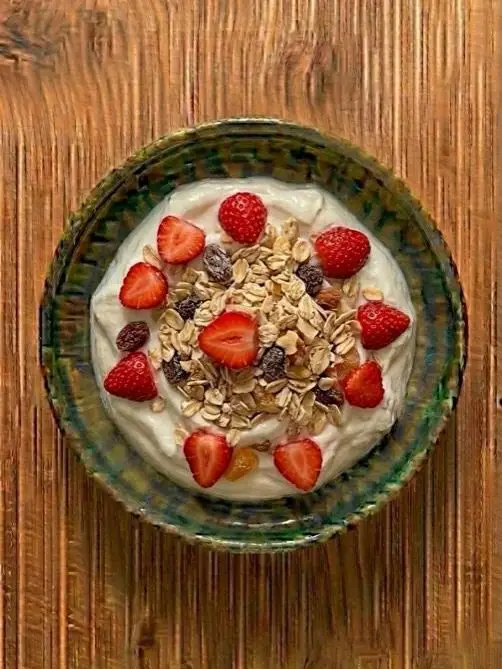 Yogur griego con muesli y fresas