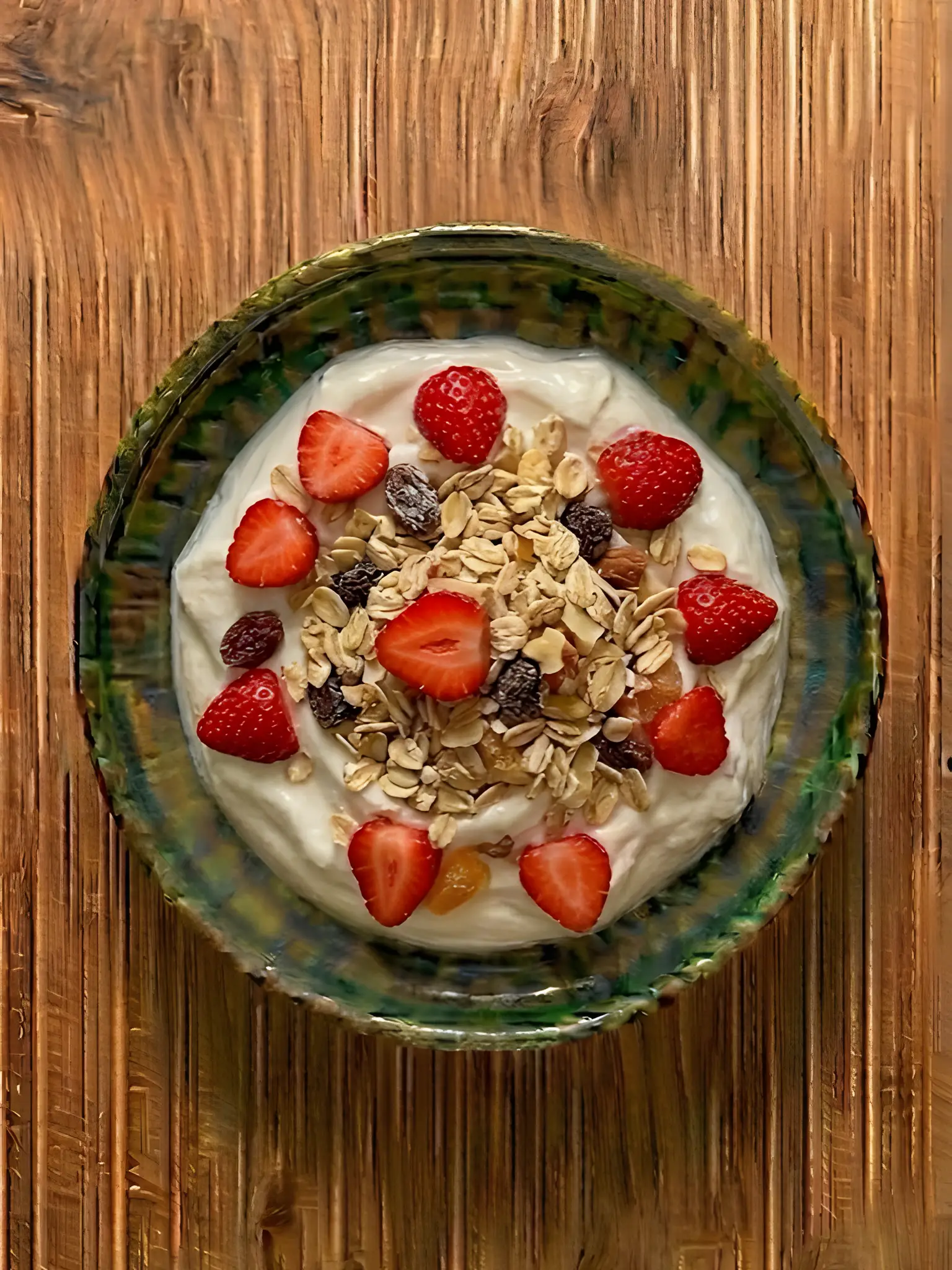 Yogur griego con muesli y fresas