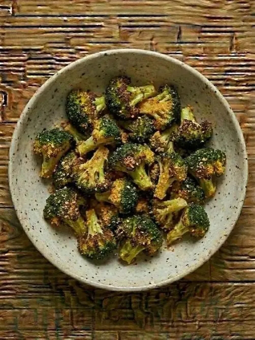 Brócoli crujiente al air fryer con ajo