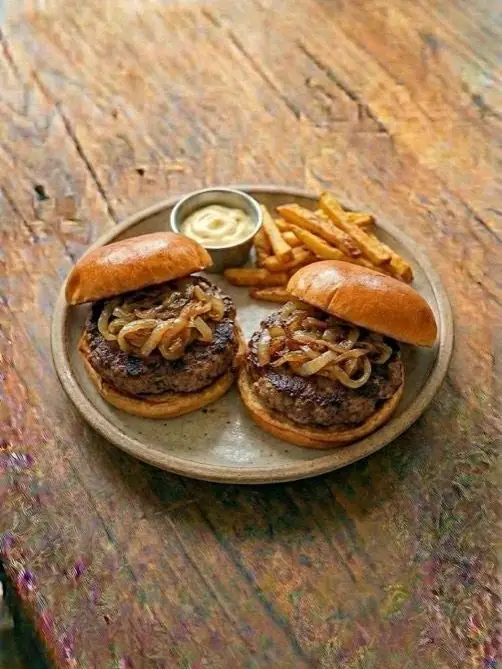 Hamburguesas caseras de ternera con cebolla caramelizada