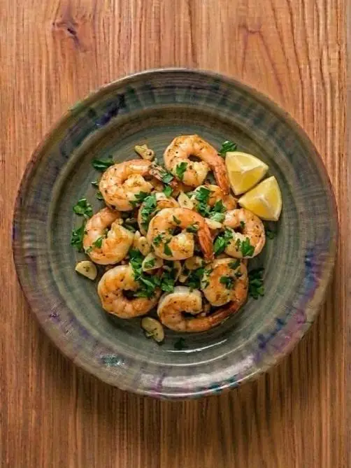 Gambas salteadas con ajo, guindilla y limón