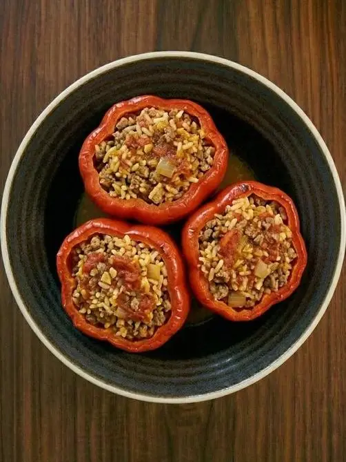 Pimientos rojos rellenos de arroz y carne