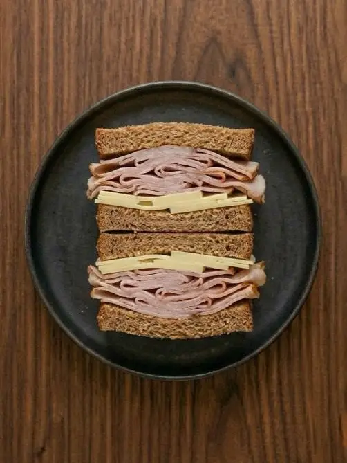Bocadillo de pan integral con jamón cocido y queso