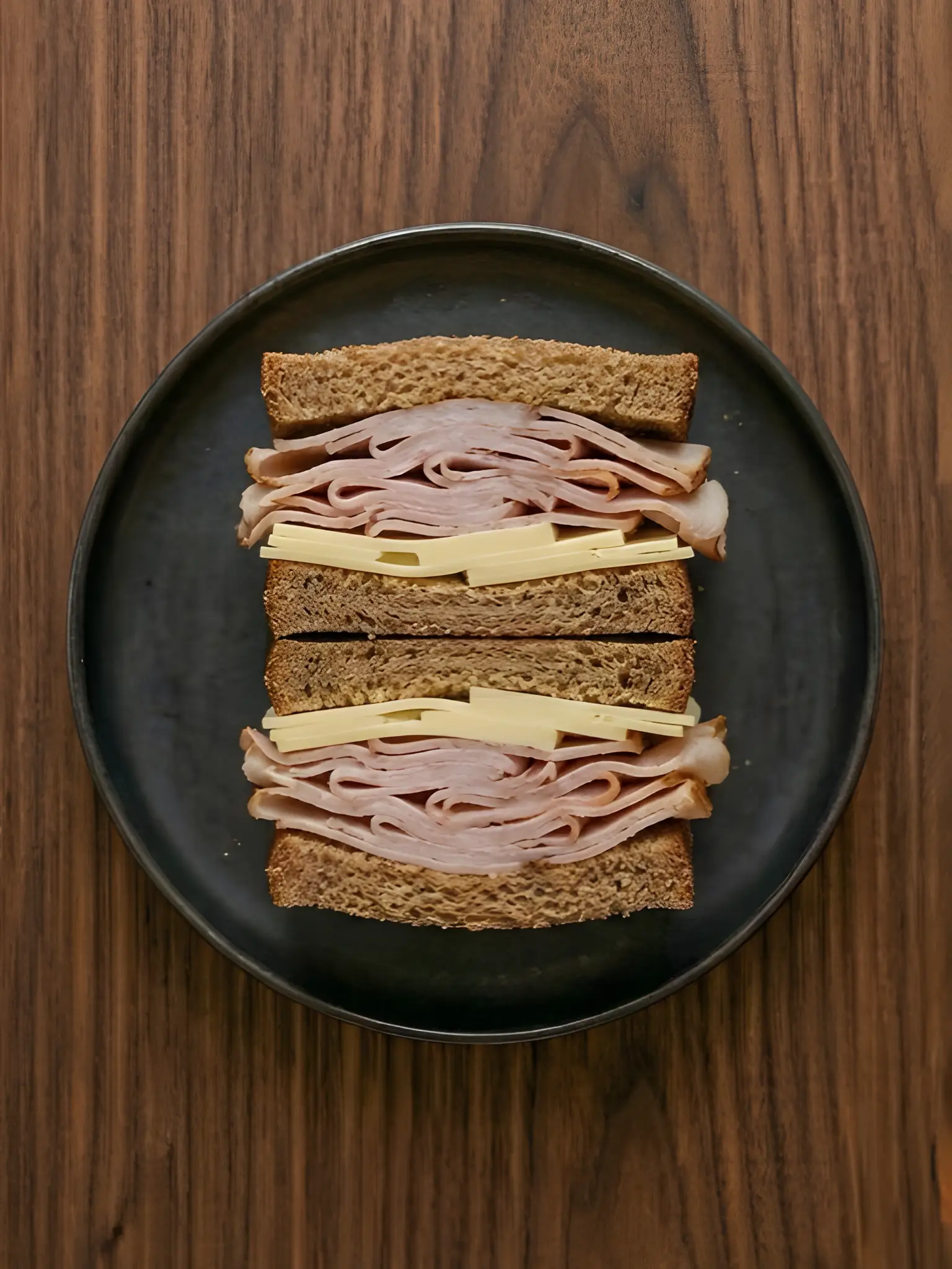 Bocadillo de pan integral con jamón cocido y queso