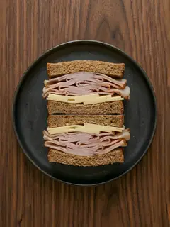 Bocadillo de pan integral con jamón cocido y queso