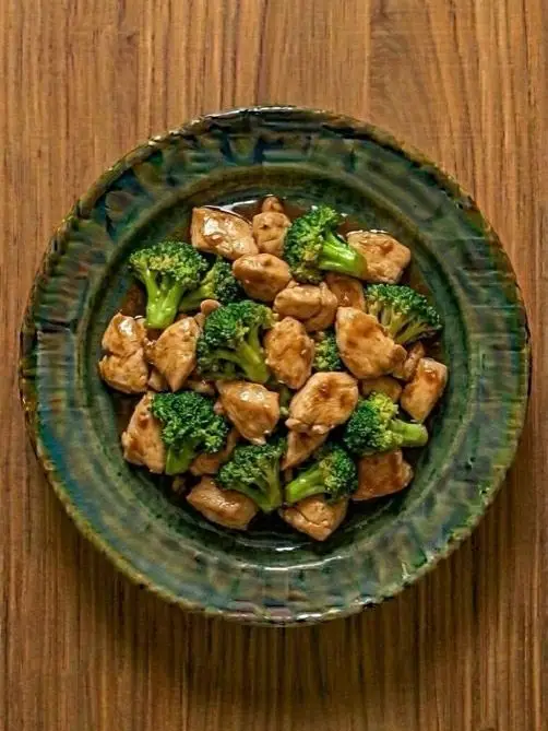 Wok de pollo con brocoli y salsa de ostra