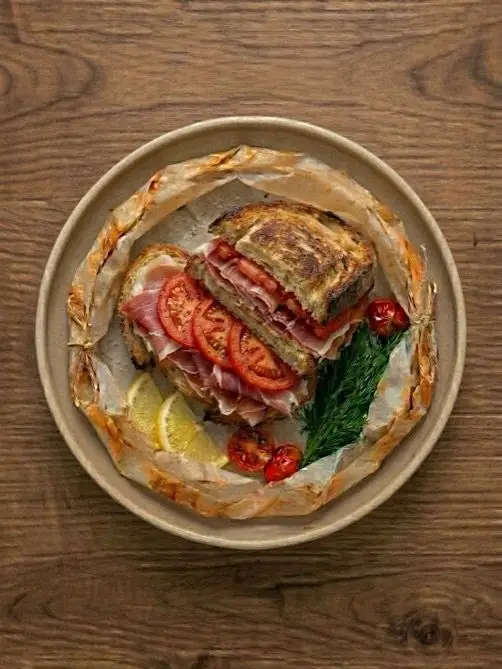 Sándwich de jamón serrano y tomate