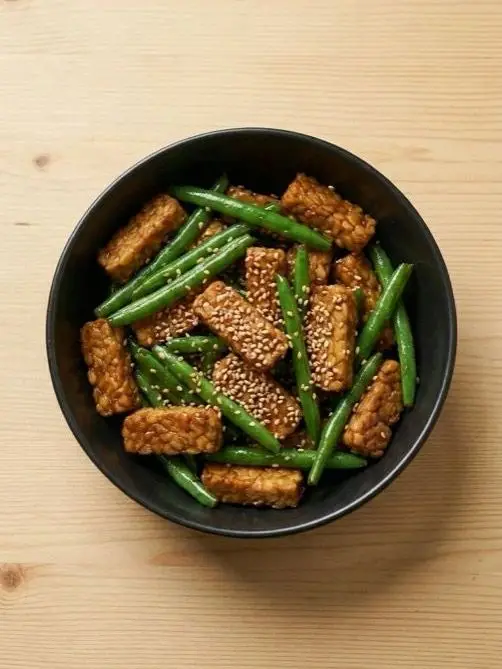Tempeh salteado con judías verdes y sésamo
