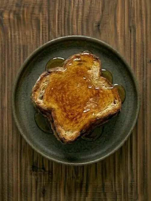 Tostada de pan de molde con miel