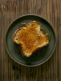 Tostada de pan de molde con miel