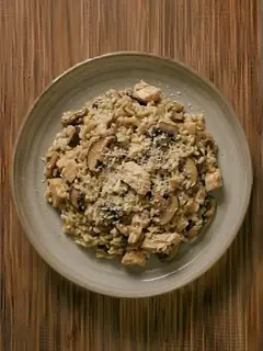 Risotto de pollo y champiñones