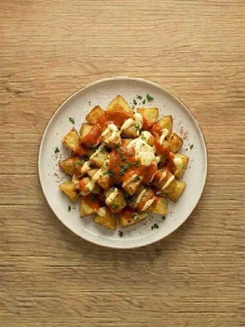Patatas bravas con alioli casero