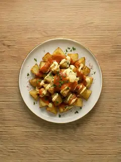 Patatas bravas con alioli casero