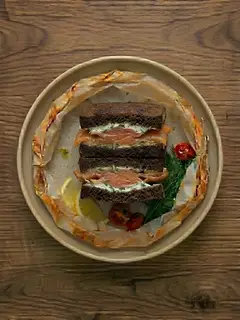 Sandwich de Salmón en Pan de Centeno