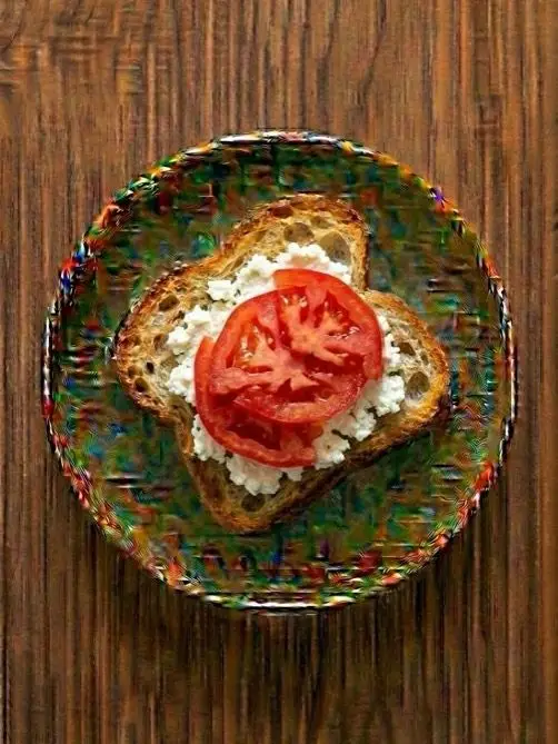Tostada de pan de cristal con queso fresco y tomate