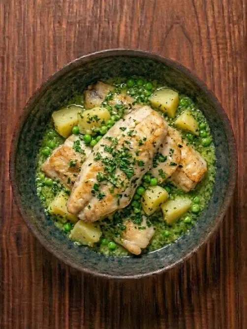 Merluza en salsa verde con patata y guisantes