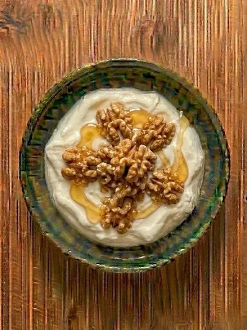 Yogur griego con nueces y miel