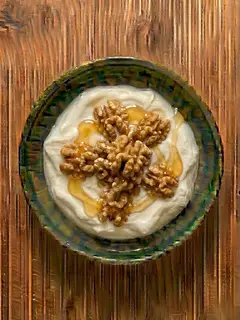 Yogur griego con nueces y miel