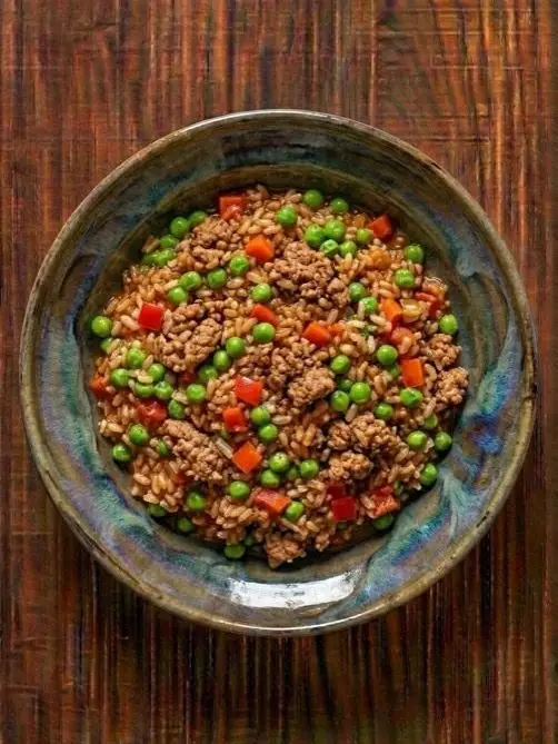 Arroz salteado con pavo picado y verduras