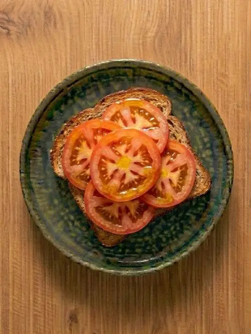 Tostada de pan integral con tomate y aceite