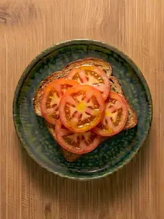 Tostada de pan integral con tomate y aceite