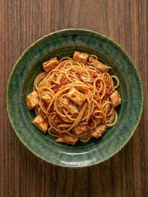 Pasta con pollo y tomate en 15 minutos