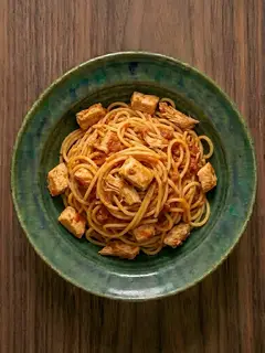 Pasta con pollo y tomate en 15 minutos