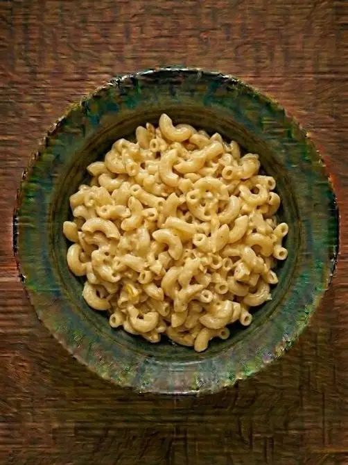 Macarrones con queso fundido al microondas