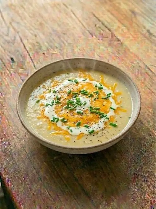 Crema de coliflor con queso y cebollino