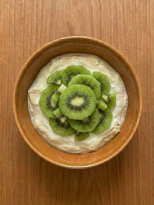 Yogur natural con kiwi
