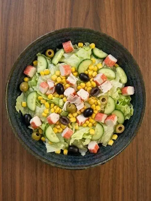 Ensalada iceberg con surimi