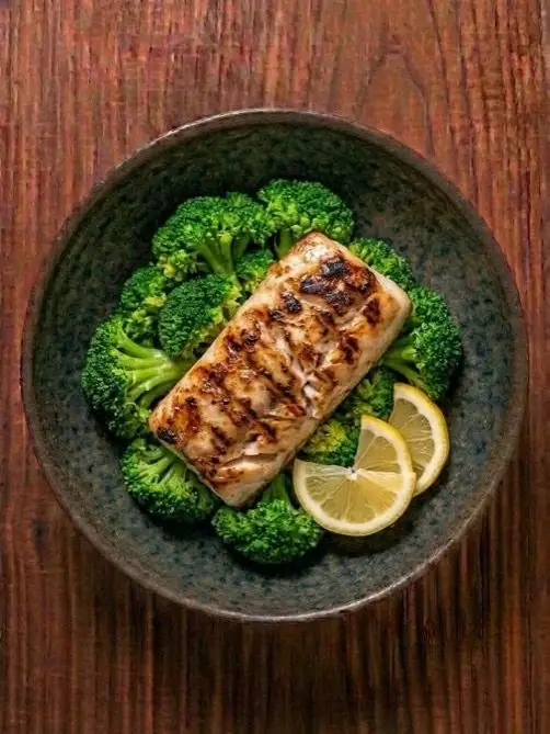 Merluza a la plancha con brócoli al vapor