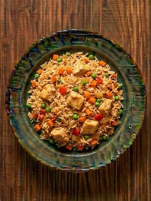 Arroz a la jardinera con pollo y guisantes