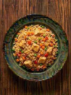 Arroz a la jardinera con pollo y guisantes
