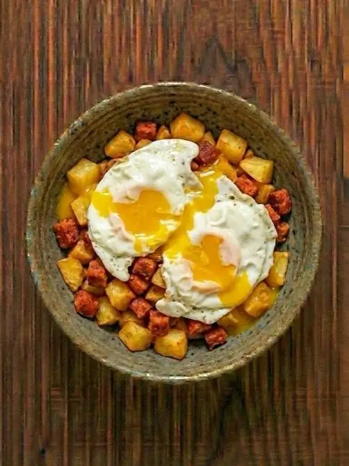 Huevos rotos con chorizo y patata